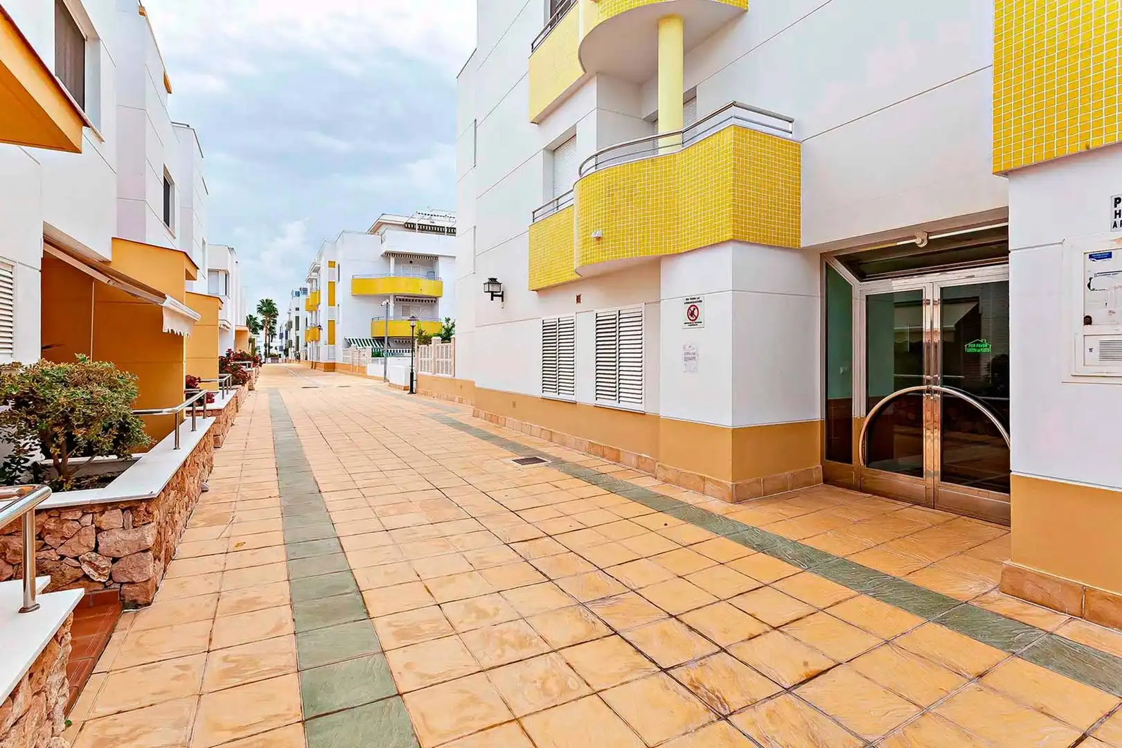 Vista exterior de Àtic en venda en El Ejido amb Terrassa i Piscina comunitària