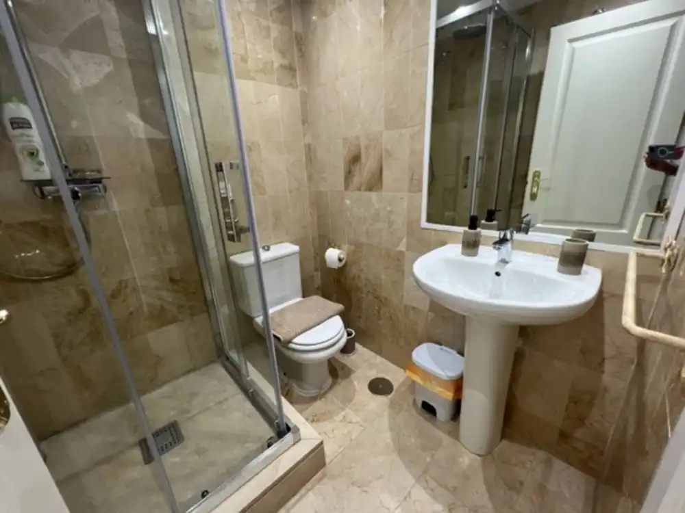 Baño de Apartamento de alquiler en Estepona con Aire acondicionado, Terraza y Piscina