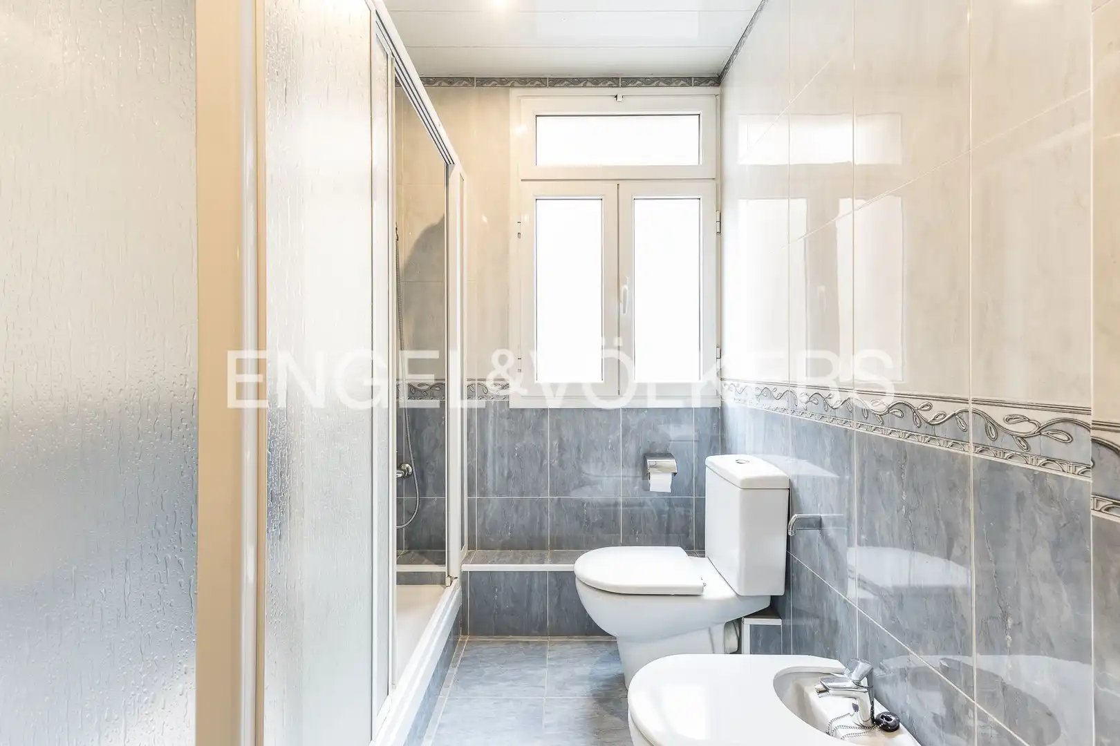 Badezimmer von Wohnung zum Verkauf in Barcelona mit Klimaanlage, Heizung und Terrasse