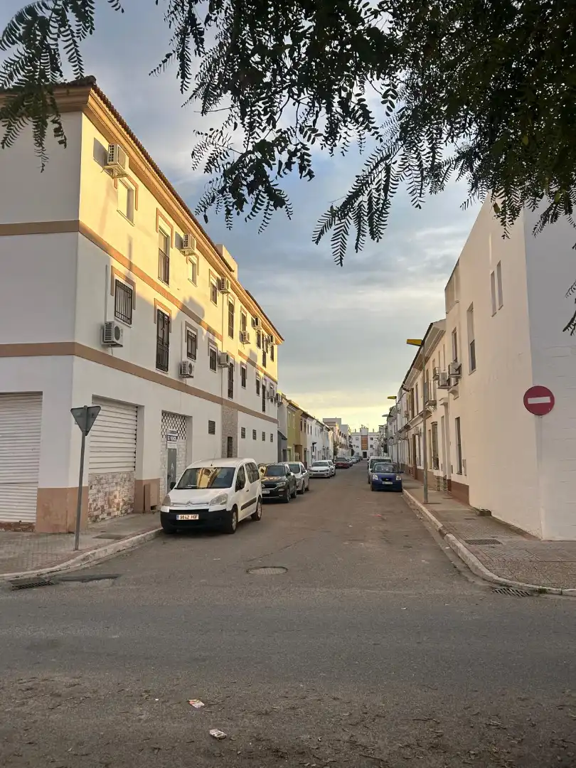 Vista exterior de Local en venta en Los Palacios y Villafranca