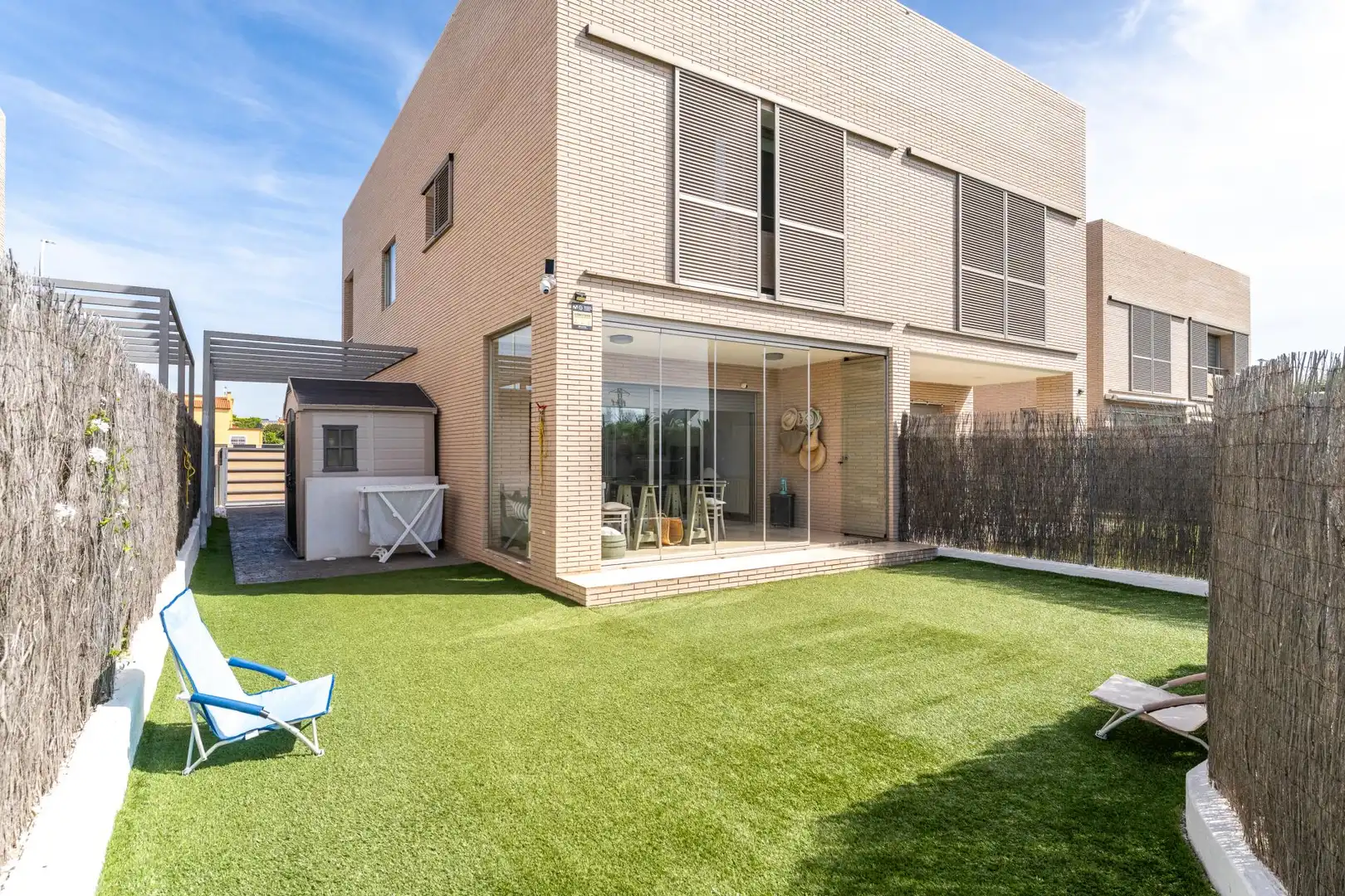 Vista exterior de Casa adosada en venda en Cambrils amb Calefacció, Jardí privat i Terrassa
