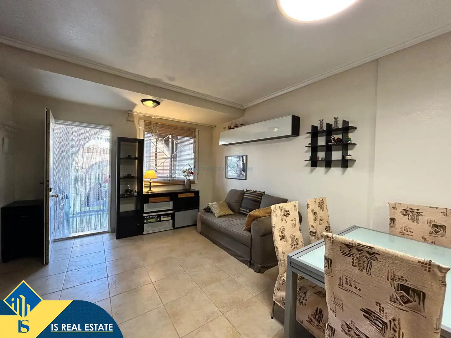 Sala d'estar de Casa adosada de lloguer en Torrevieja amb Aire condicionat, Calefacció i Jardí privat