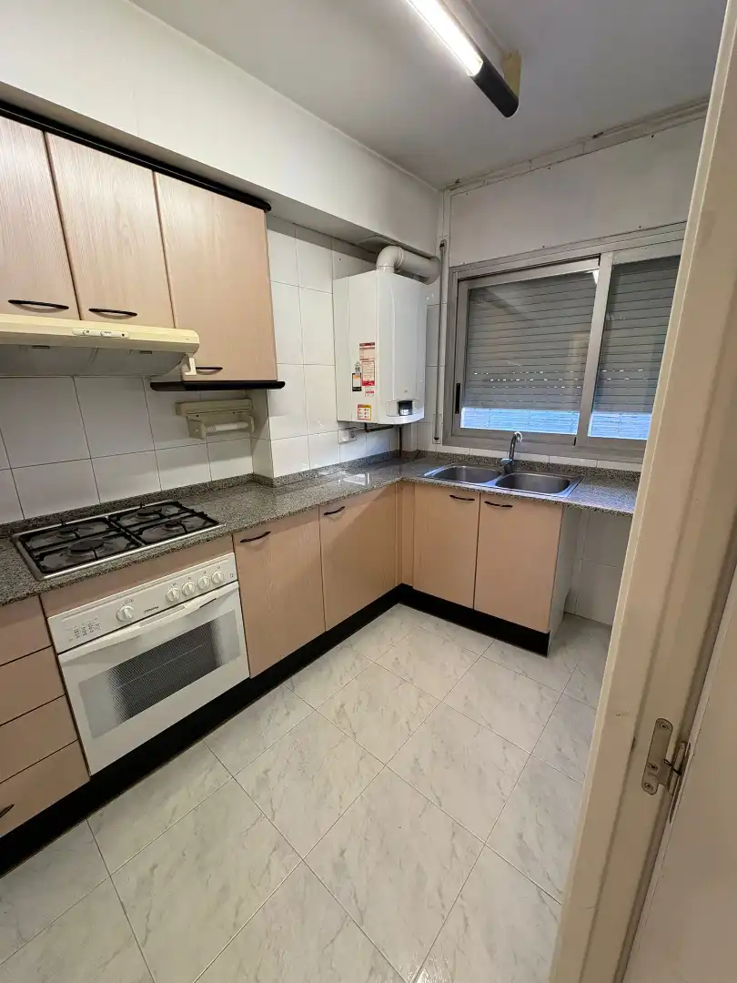 Cuina de Pis en venda en Girona amb Forn, Microones i Balcó