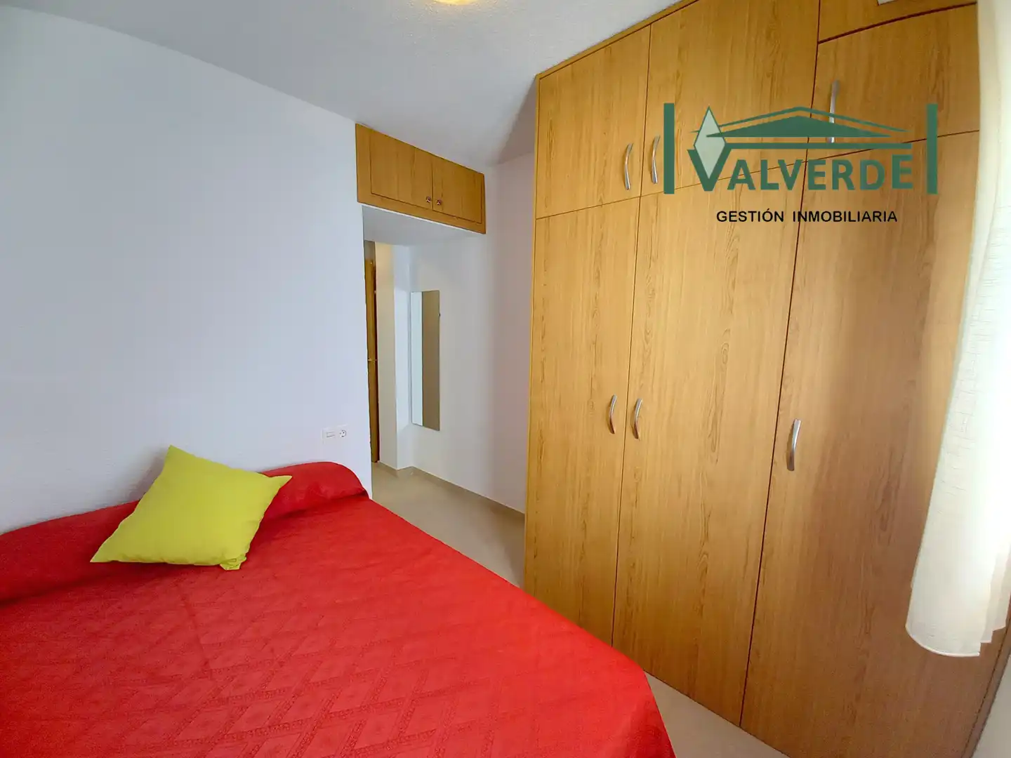 Dormitori de Apartament de lloguer en Granada amb Aire condicionat, Calefacció i Moblat