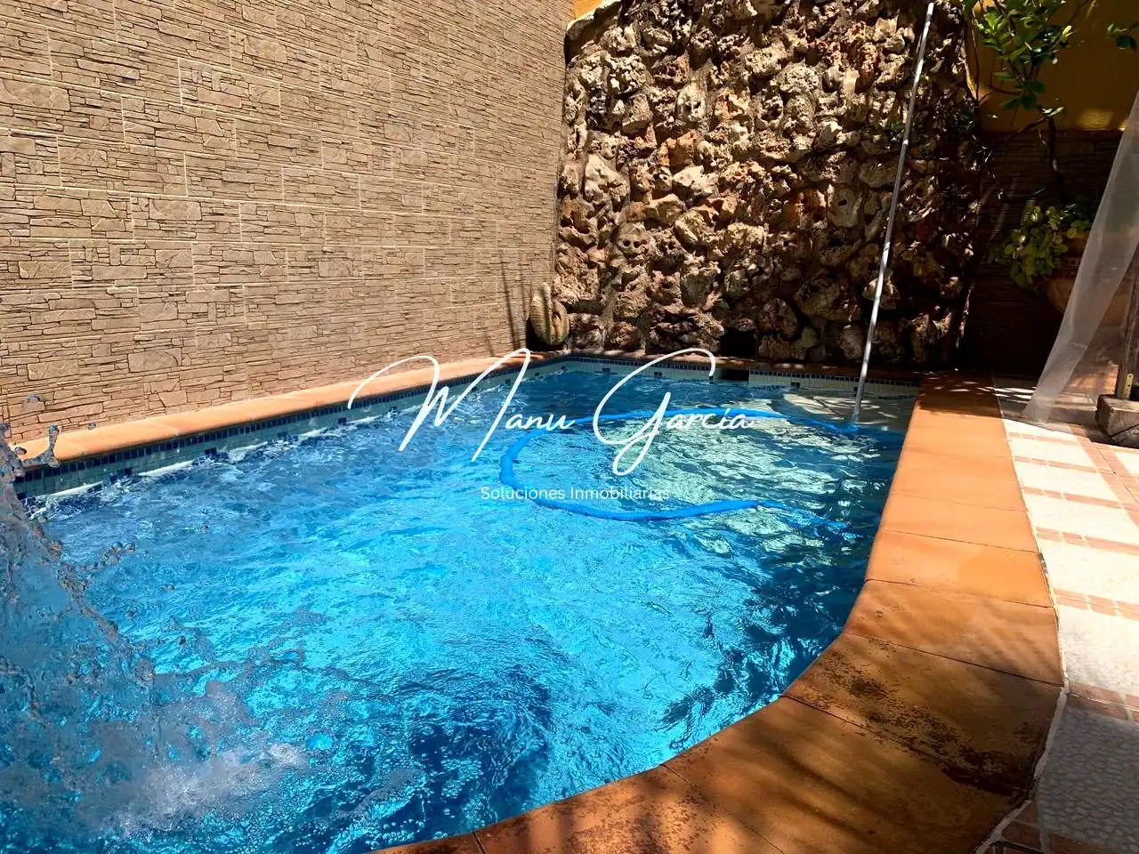 Piscina de Casa adosada en venta en Lucena con Aire acondicionado, Calefacción y Terraza