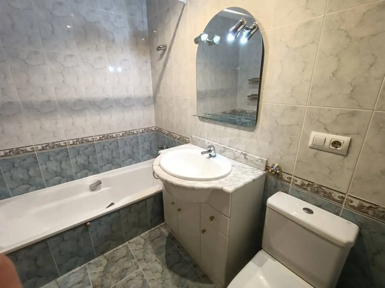 Baño de Ático de alquiler en Girona con Calefacción, Balcón y Piscina comunitaria