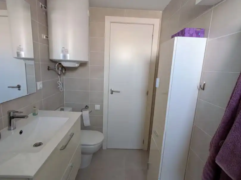 Baño de Apartamento de alquiler en Benicasim / Benicàssim con Calefacción, Trastero y Amueblado
