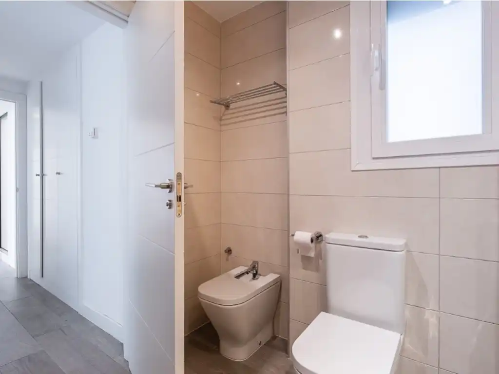 Bathroom of Flat for rent in Madrid  with Air Conditioner, Private garden and Terrace