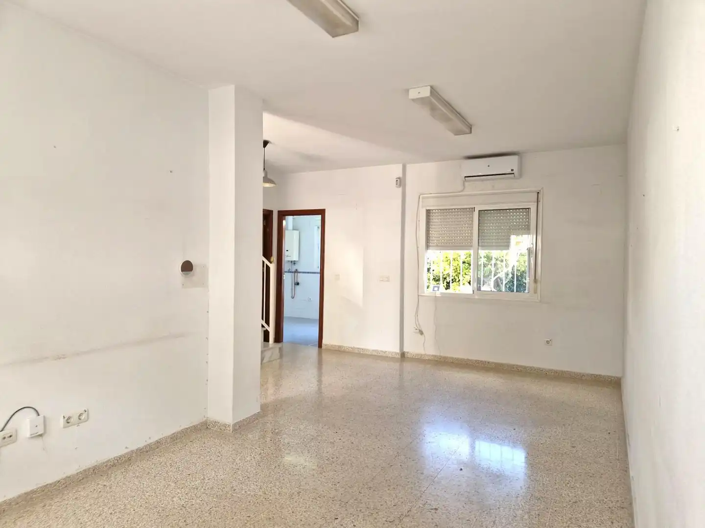 Casa adosada en venda en Umbrete amb Aire condicionat, Calefacció i Jardí privat