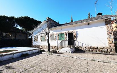 Exterior view of House or chalet for sale in Colmenarejo  with Heating, Terrace and Storage room