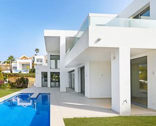 Vista exterior de Casa o xalet en venda en Benahavís amb Aire condicionat, Terrassa i Piscina