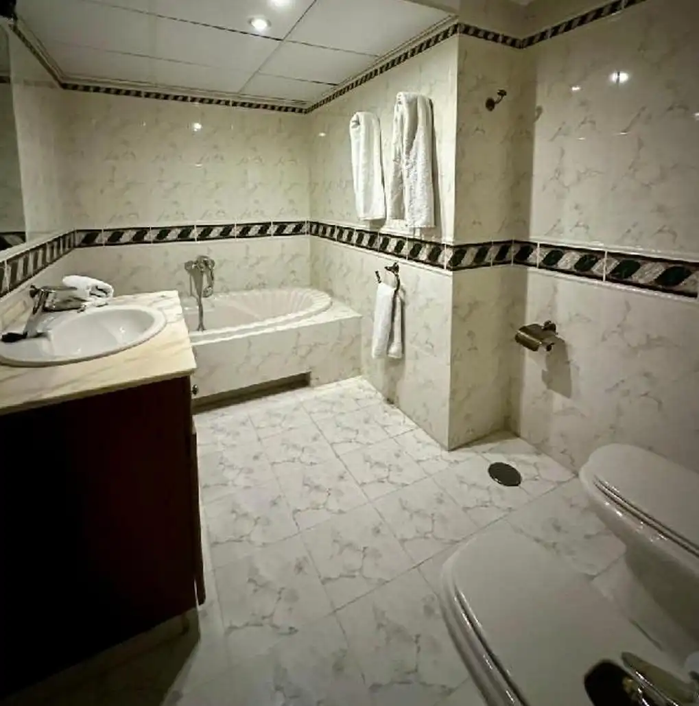 Bany de Casa o xalet en venda en Córdoba amb Aire condicionat, Jardí privat i Terrassa