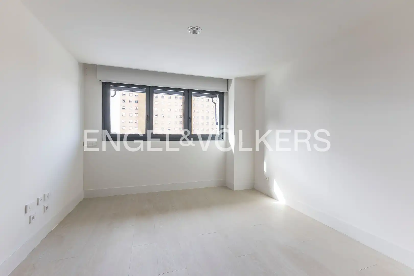 Bedroom of Flat for rent in Madrid  with Air Conditioner, Heating and Storage room