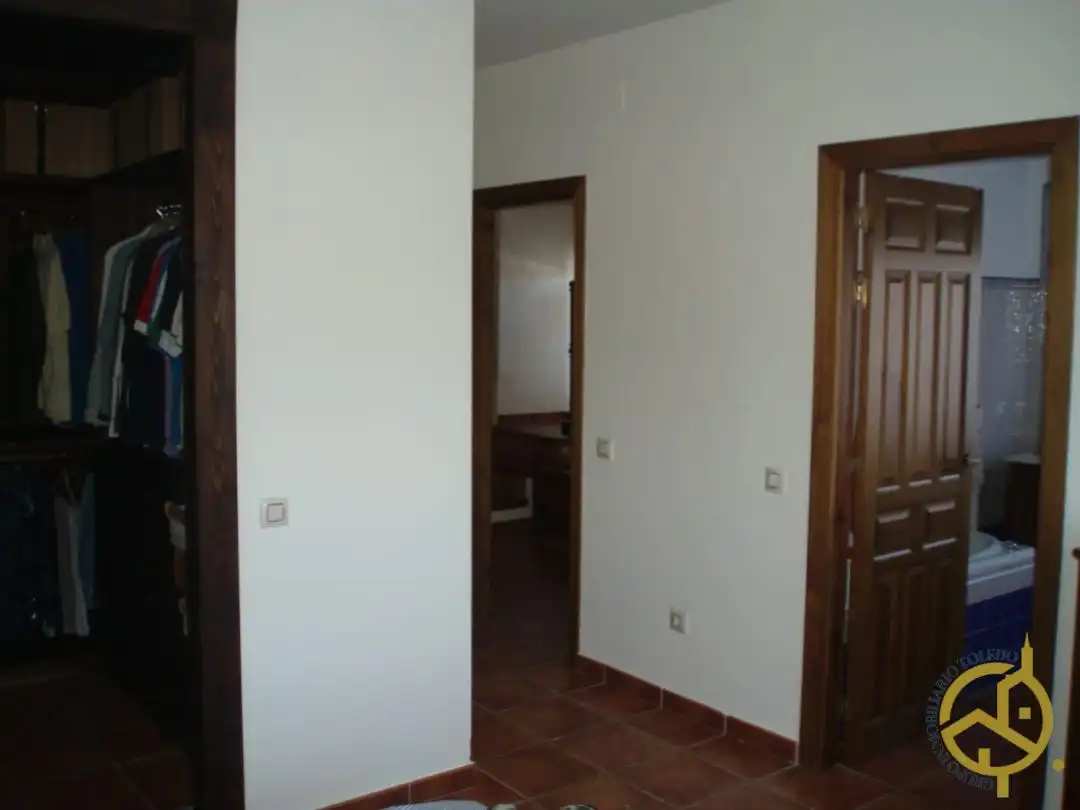 Houses for sale in Nambroca  with Air Conditioner, Heating and Private garden