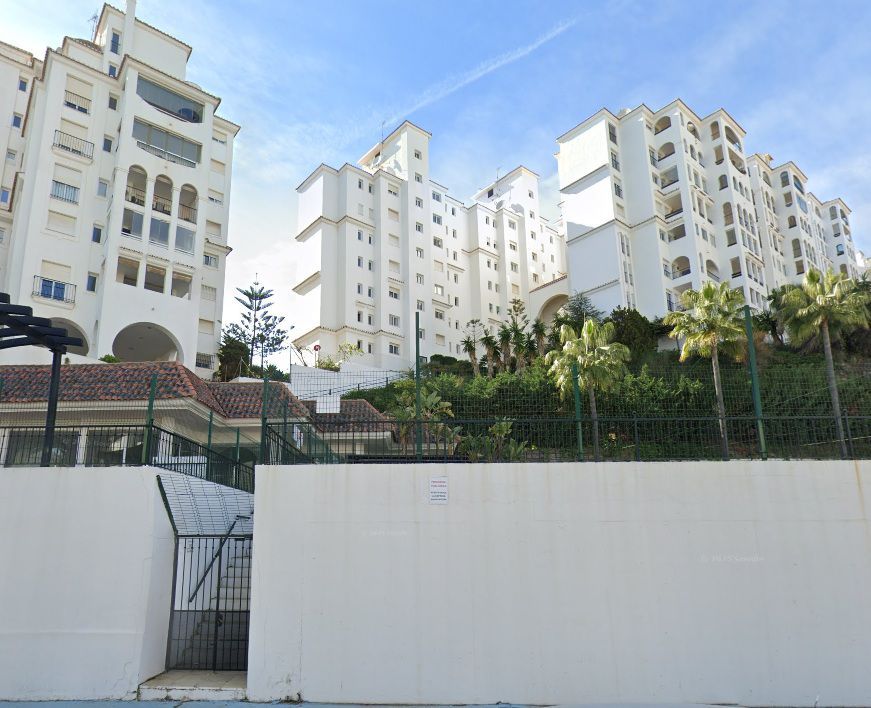 Vista exterior de Pis en venda en Estepona amb Calefacció, Terrassa i Piscina comunitària