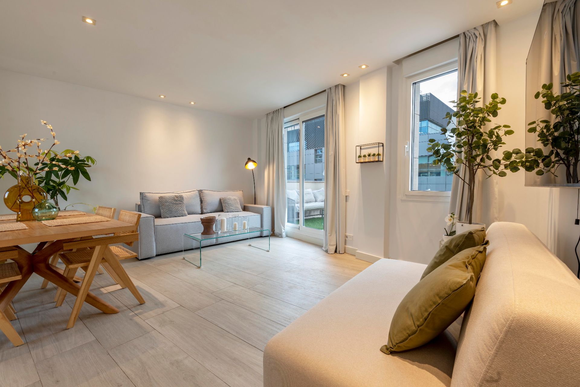 Sala d'estar de Àtic de lloguer en  Madrid Capital amb Aire condicionat, Calefacció i Parquet