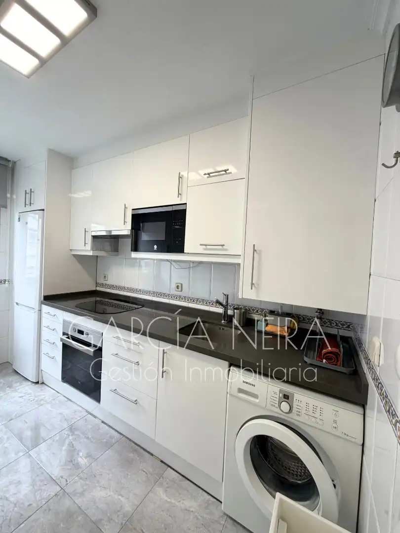 Cuina de Pis en venda en Oviedo  amb Calefacció, Parquet i Traster