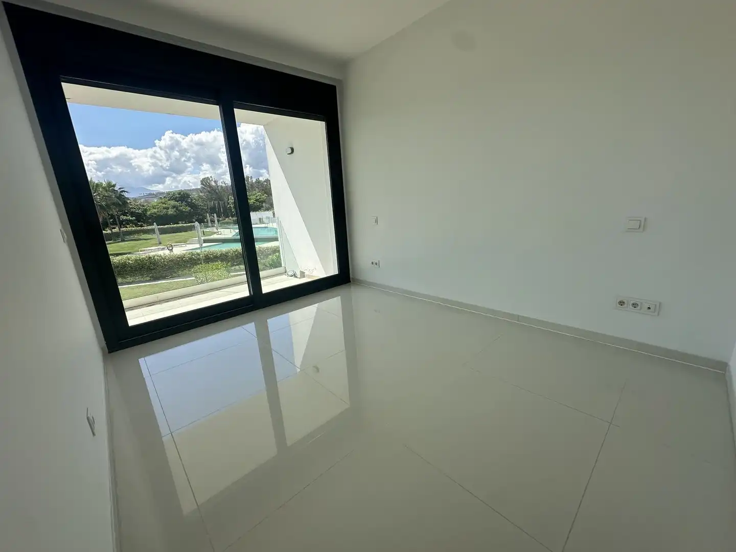 Habitación de Apartamento en venta en Estepona con Terraza, Trastero y Piscina comunitaria