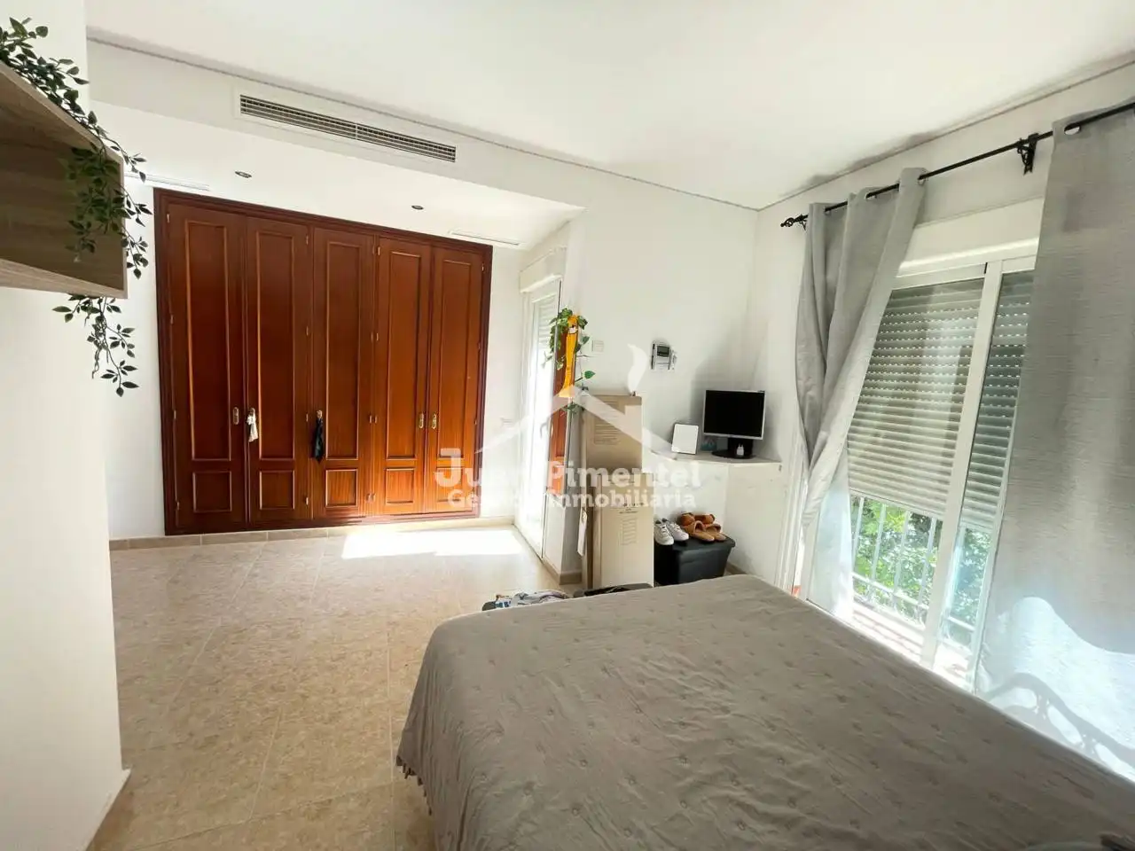 Vista exterior de Casa adosada en venda en Estepona amb Aire condicionat, Jardí privat i Terrassa