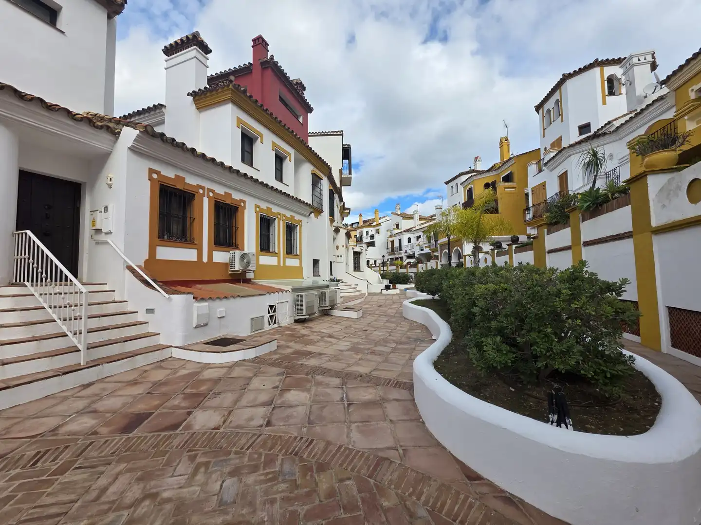 Außenansicht von Einfamilien-Reihenhaus zum Verkauf in La Alcaidesa mit Klimaanlage, Terrasse und Abstellraum