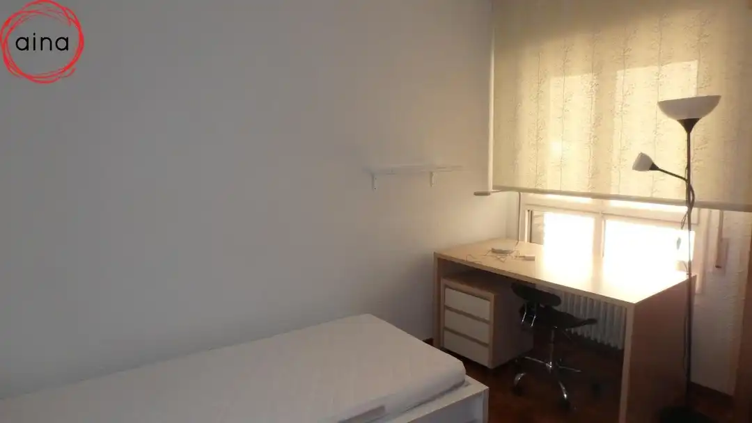 Habitación de Piso de alquiler en  Pamplona / Iruña con Calefacción, Terraza y Alarma