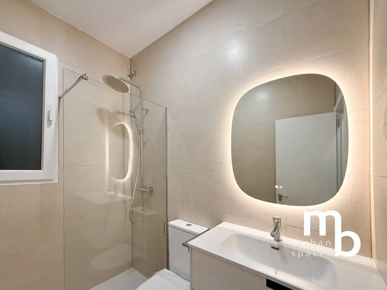 Bathroom of Flat for sale in Madrid  with Air Conditioner and Heating