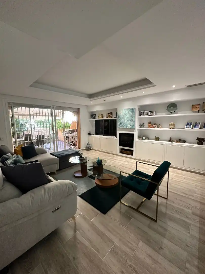 Sala d'estar de Casa adosada en venda en Marbella amb Aire condicionat, Terrassa i Moblat