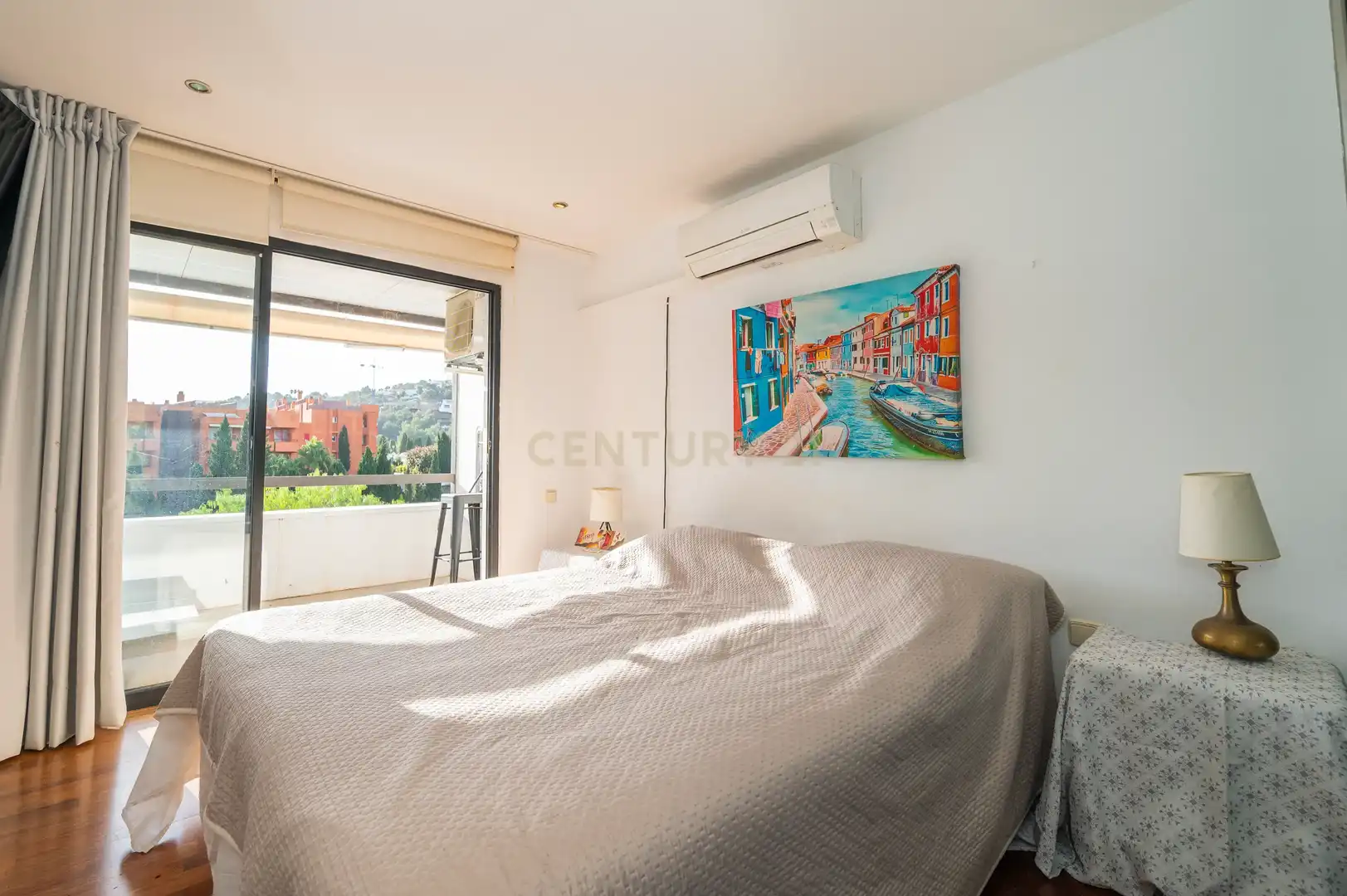 Schlafzimmer von Wohnung zum Verkauf in Santa Eulària des Riu mit Klimaanlage, Privatgarten und Balkon