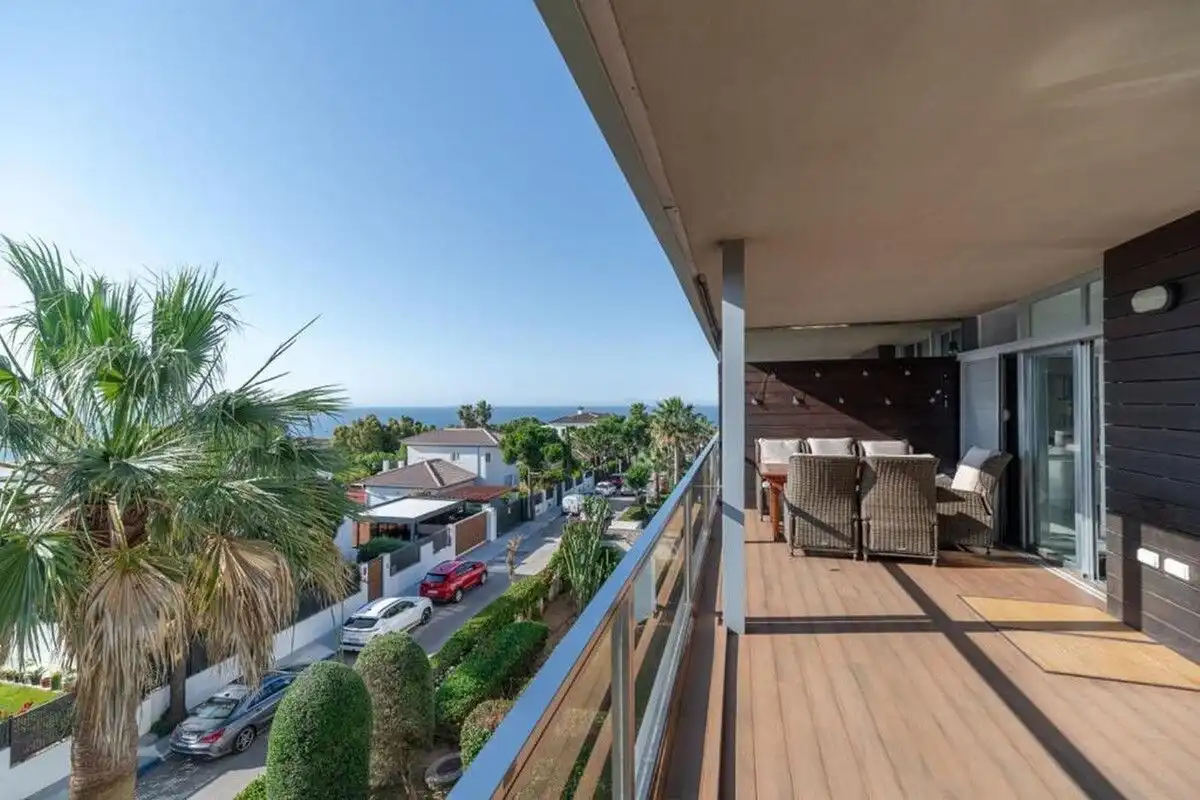 Terrasse von Wohnungen zur Miete in Manilva mit Klimaanlage, Heizung und Terrasse