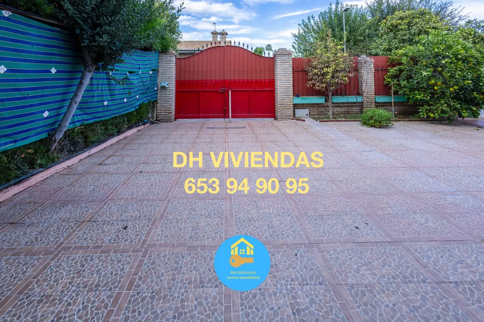 Exterior view of Houses for sale in Dos Hermanas  with Air Conditioner, Private garden and Terrace
