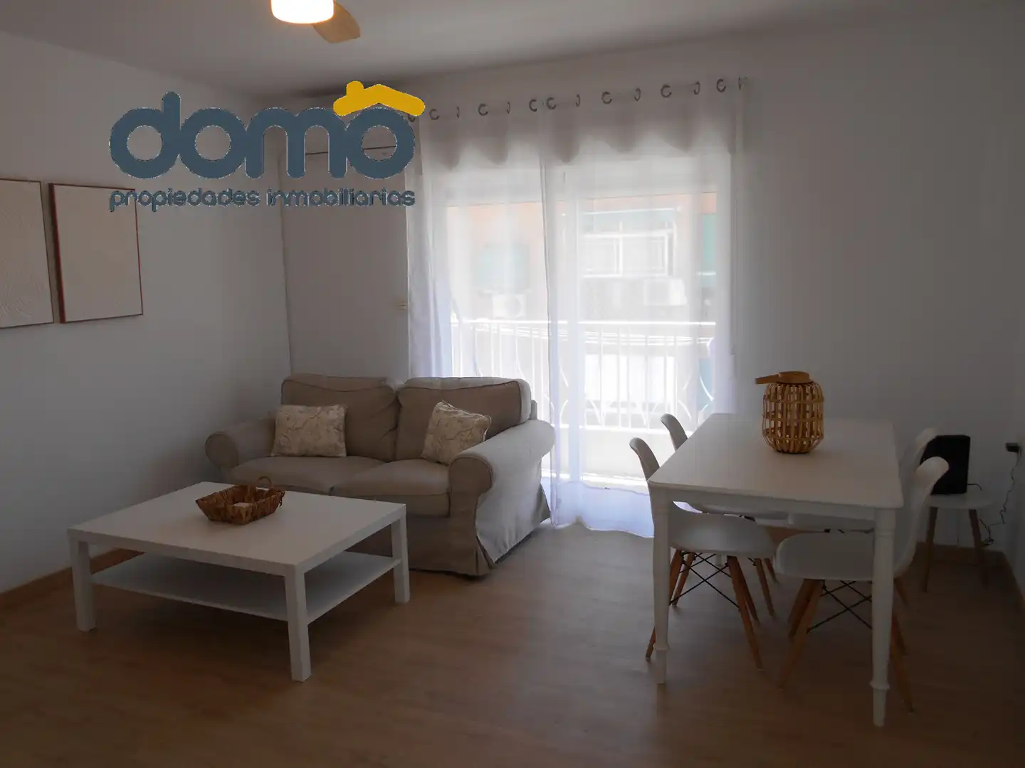 Living room of Flat for rent in Granada  with Air Conditioner, Parquet flooring and Furnished