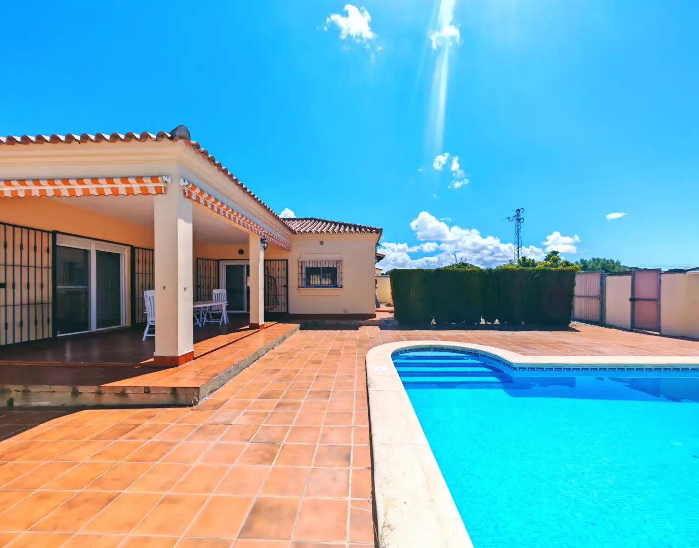 Vista exterior de Casa o xalet en venda en Chiclana de la Frontera amb Aire condicionat, Jardí privat i Piscina