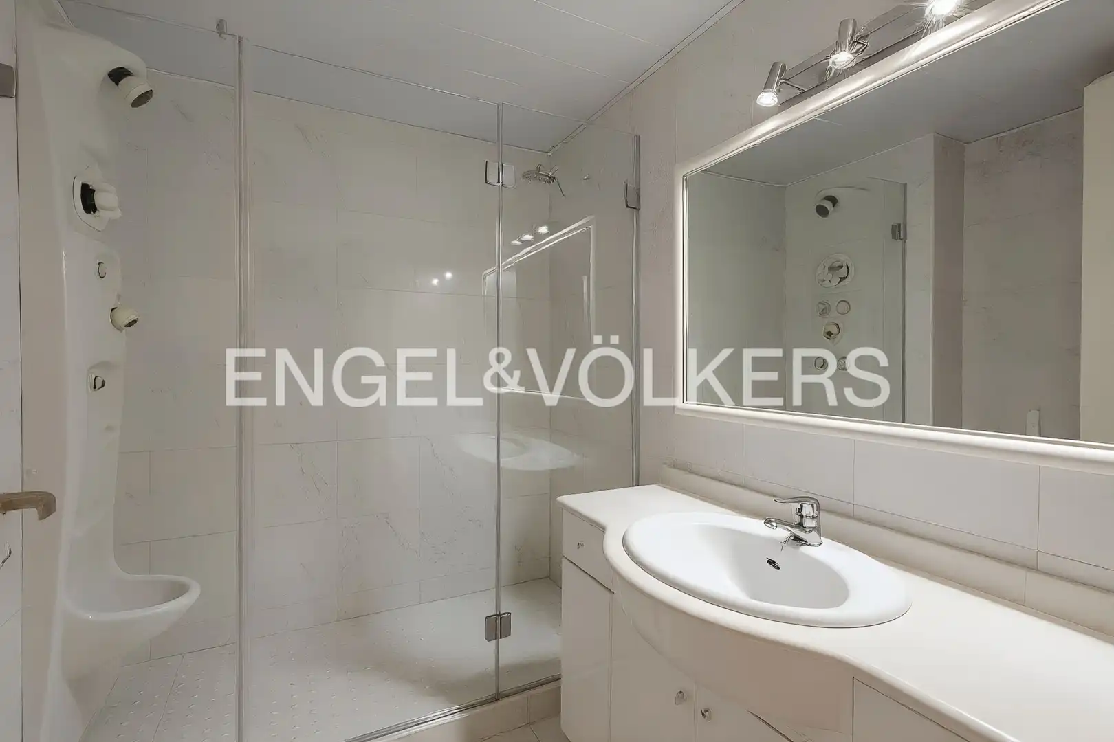 Badezimmer von Wohnung zum Verkauf in Sitges mit Klimaanlage, Heizung und Parkett