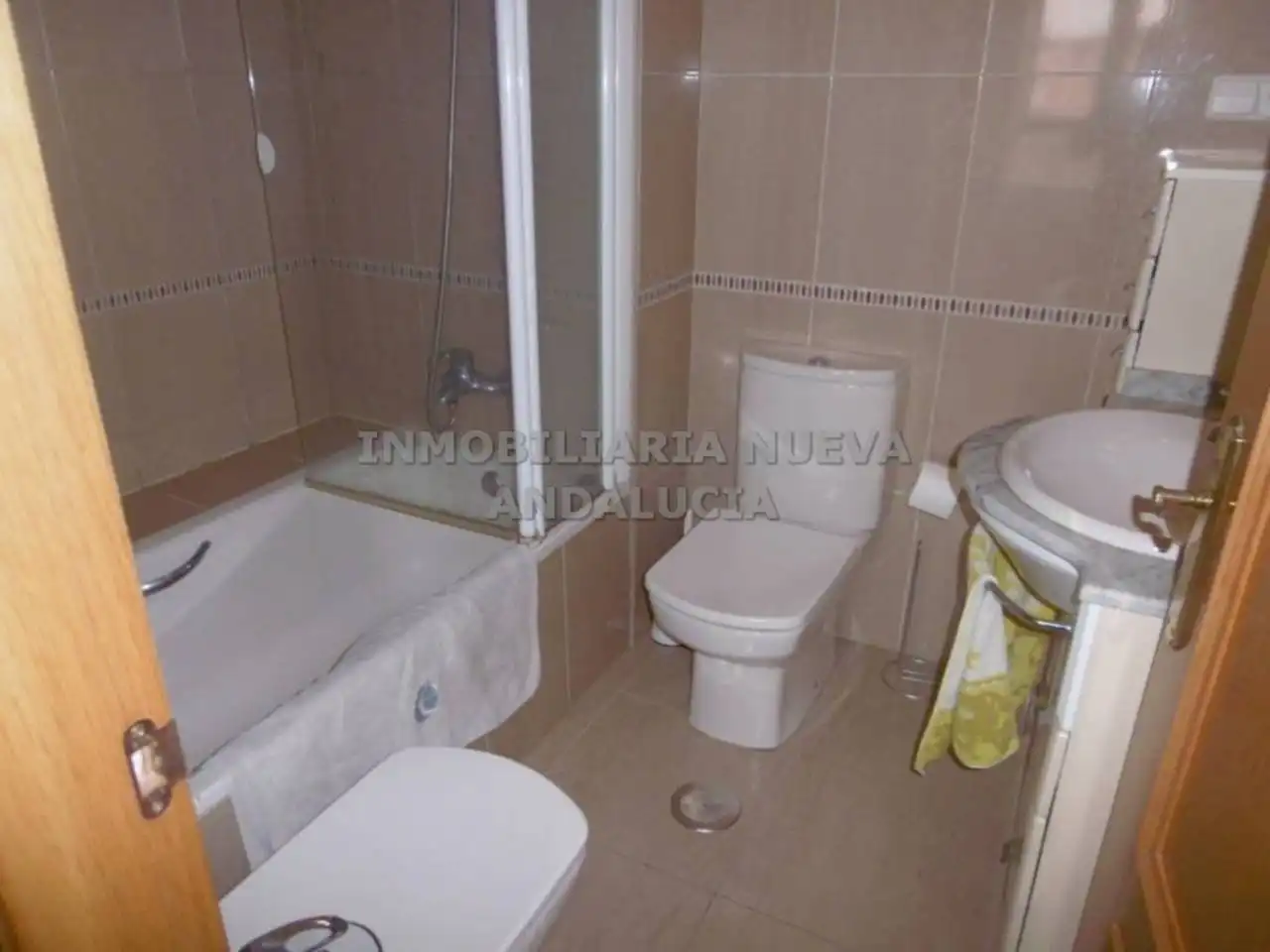 Baño de Piso de alquiler en Almería con Aire acondicionado, Terraza y Amueblado