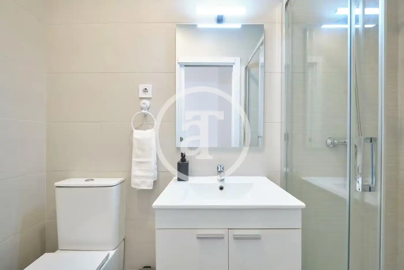 Badezimmer von Wohnung zur Miete in Madrid mit Klimaanlage, Heizung und Möbliert