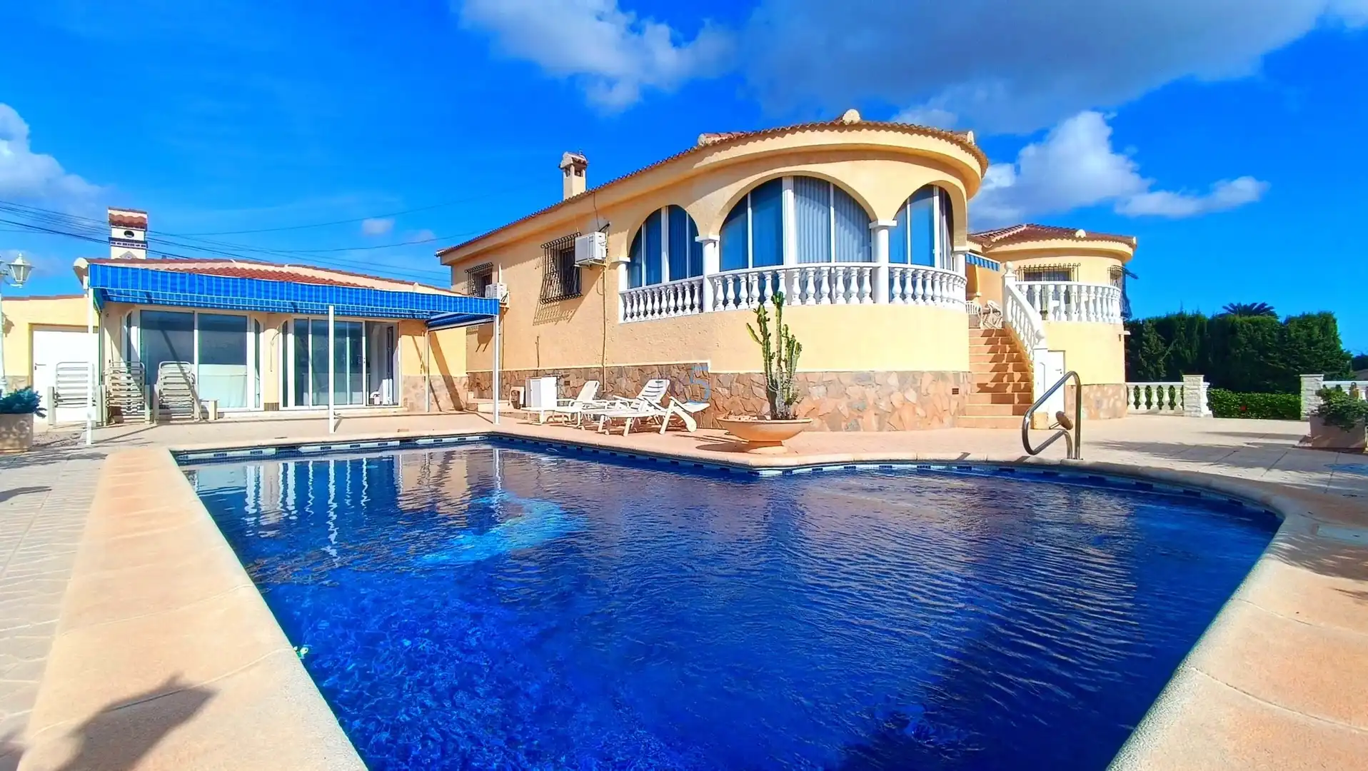 Casa con piscina en venta en Avenida Costa Blanca