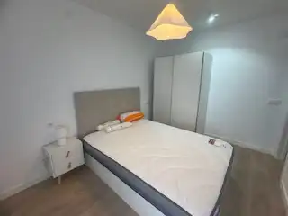 Dormitori de Apartament de lloguer en León Capital  amb Calefacció, Parquet i Terrassa