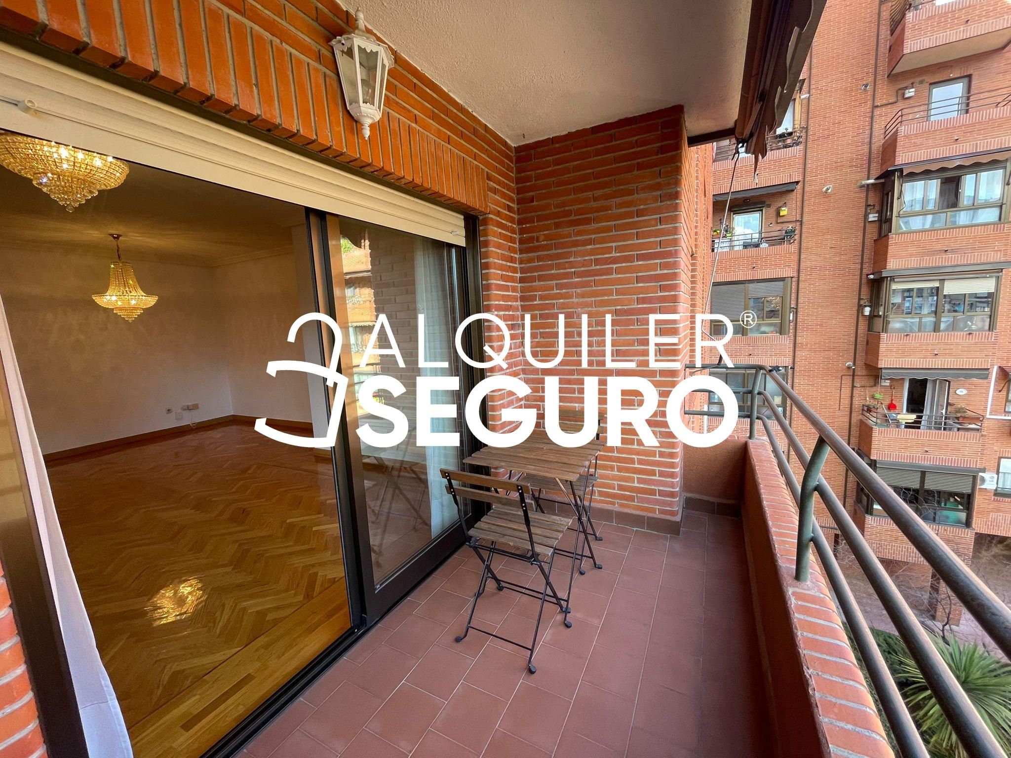 Exterior view of Flat to rent in  Madrid Capital  with Heating, Terrace and Furnished