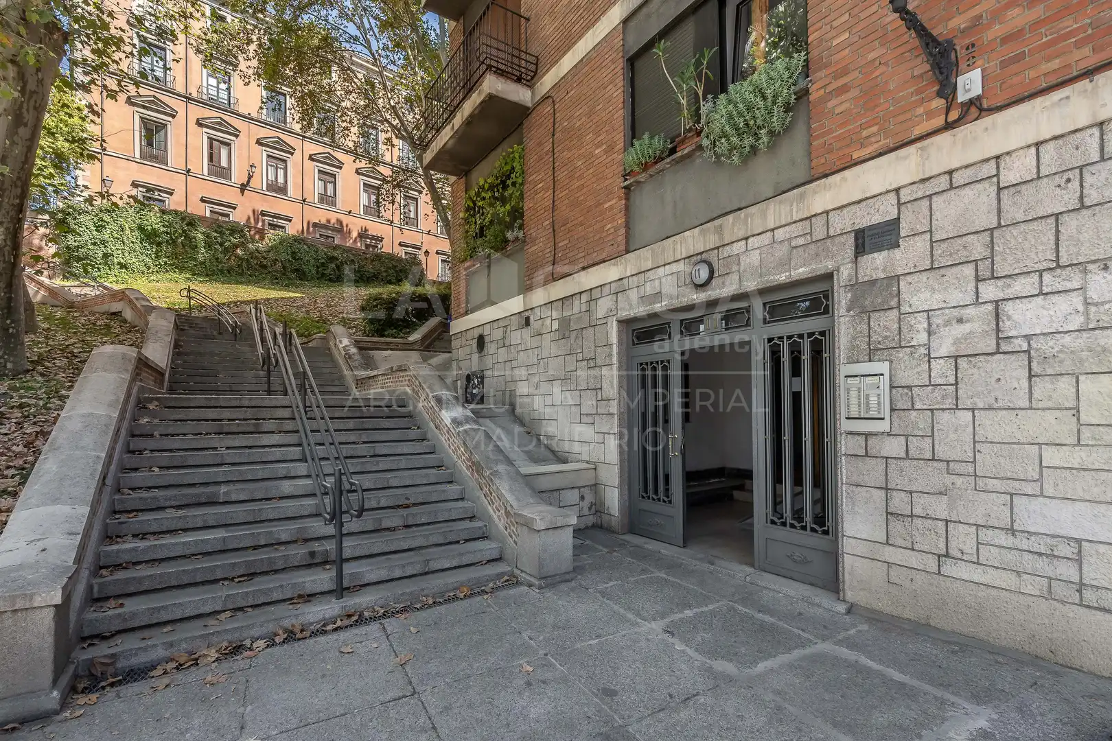 Vista exterior de Piso en venta en Madrid con Calefacción