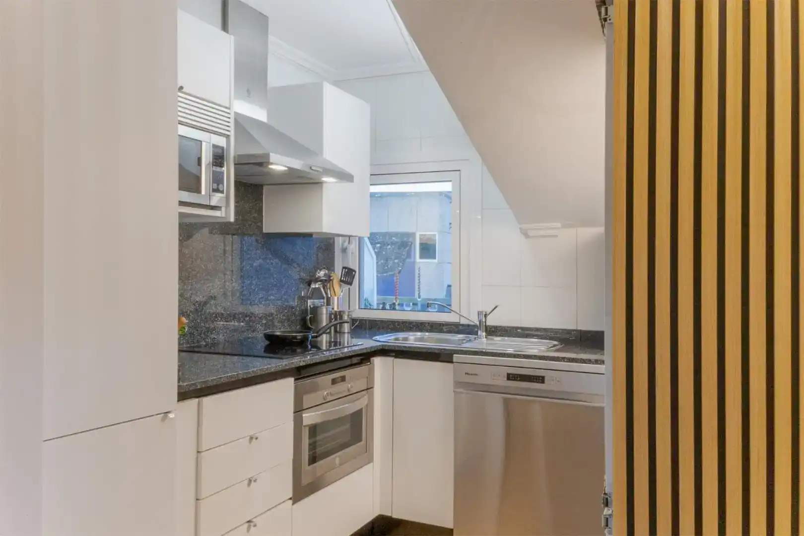 Cuina de Àtic de lloguer en Sanxenxo amb Jardí privat, Parquet i Moblat
