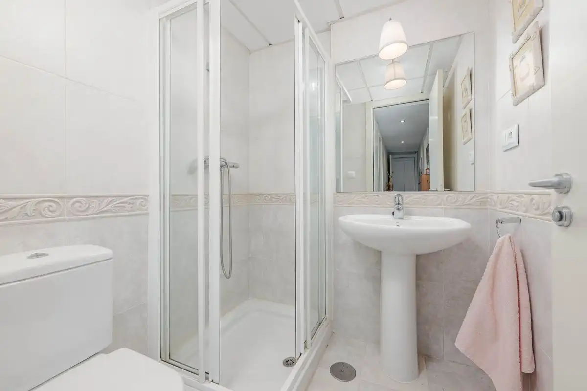 Baño de Ático en venta en Guillena con Calefacción, Terraza y Trastero