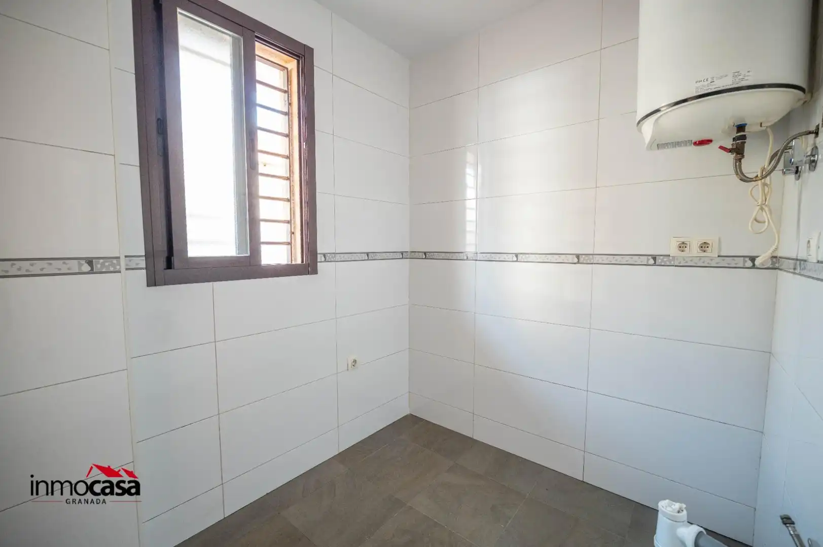 Bathroom of Flat for sale in Armilla  with Air Conditioner, Heating and Alarm