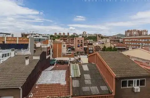 Vista exterior de Pis en venda en Cornellà de Llobregat amb Aire condicionat, Forn i Balcó