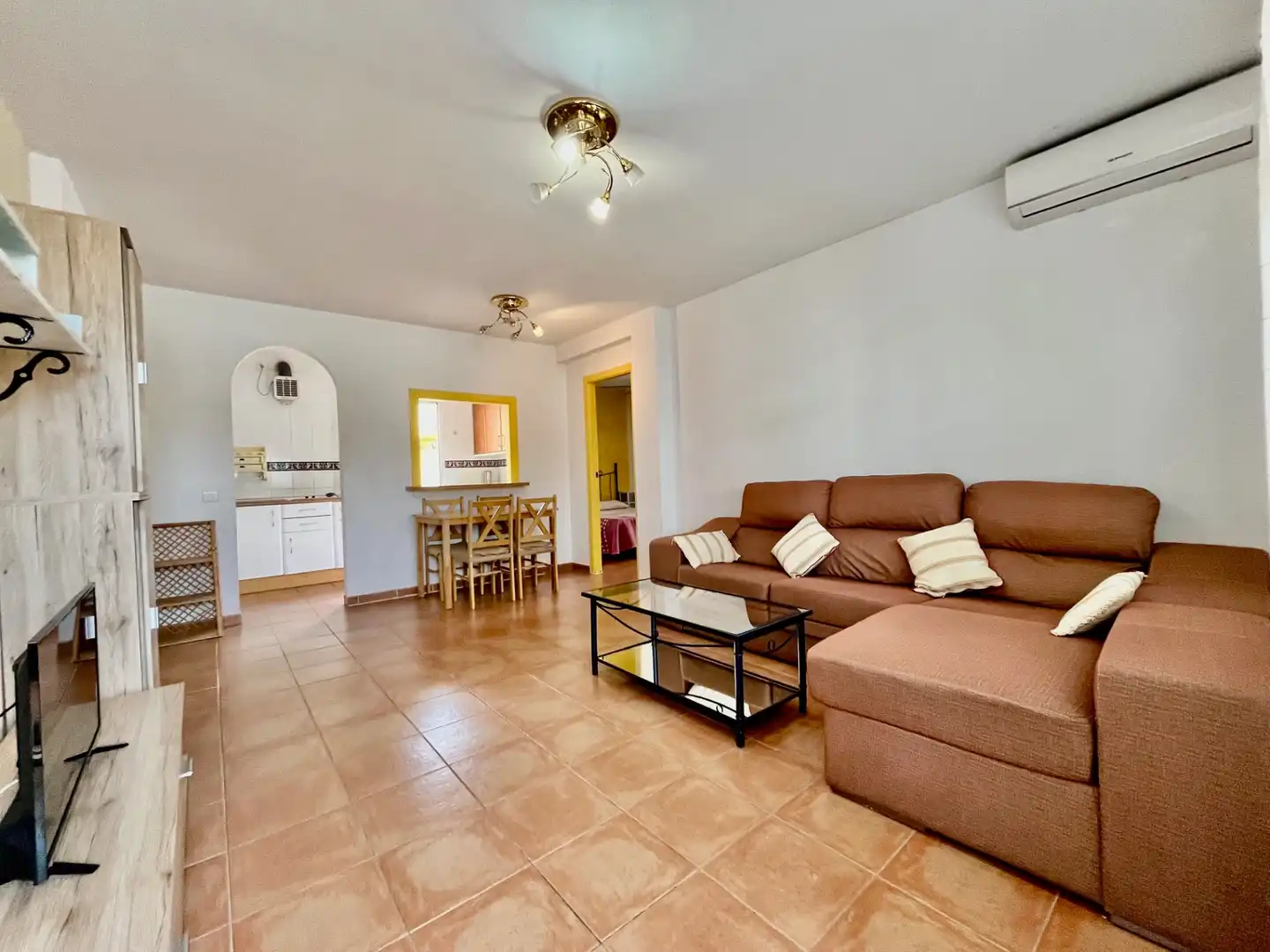 Sala d'estar de Apartament de lloguer en Garrucha amb Moblat i Piscina comunitària