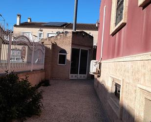 Vista exterior de Casa o xalet en venda en Orihuela amb Aire condicionat, Calefacció i Jardí privat