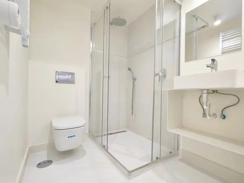 Badezimmer von Wohnung zur Miete in Madrid mit Klimaanlage, Heizung und Privatgarten