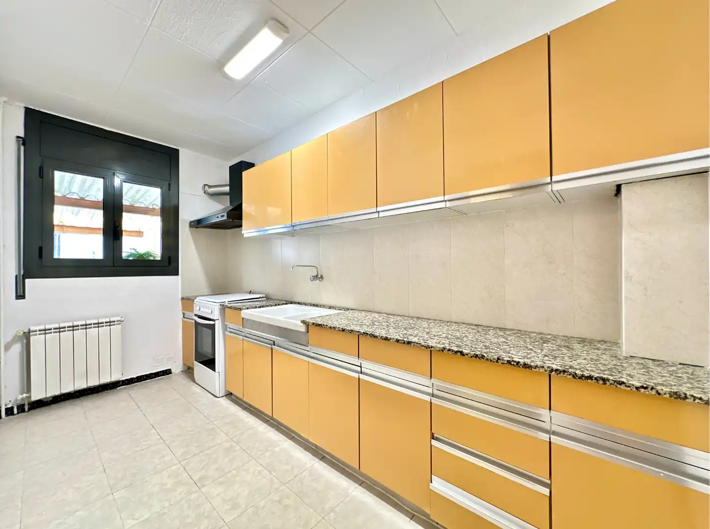 Cocina de Casa adosada en venta en Manlleu con Aire acondicionado, Jardín privado y Terraza