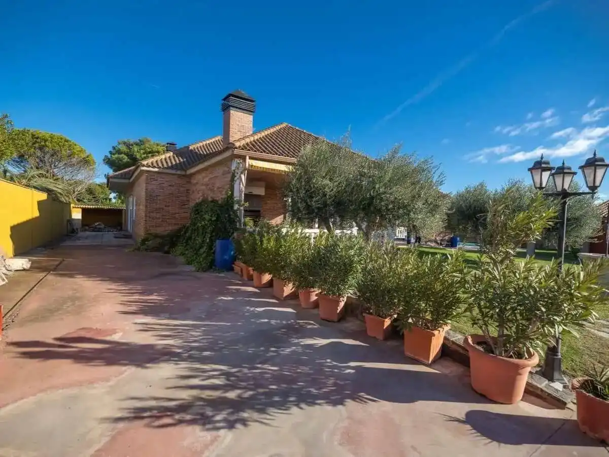 Vista exterior de Casa o xalet en venda en Zaragoza amb Aire condicionat, Calefacció i Jardí privat