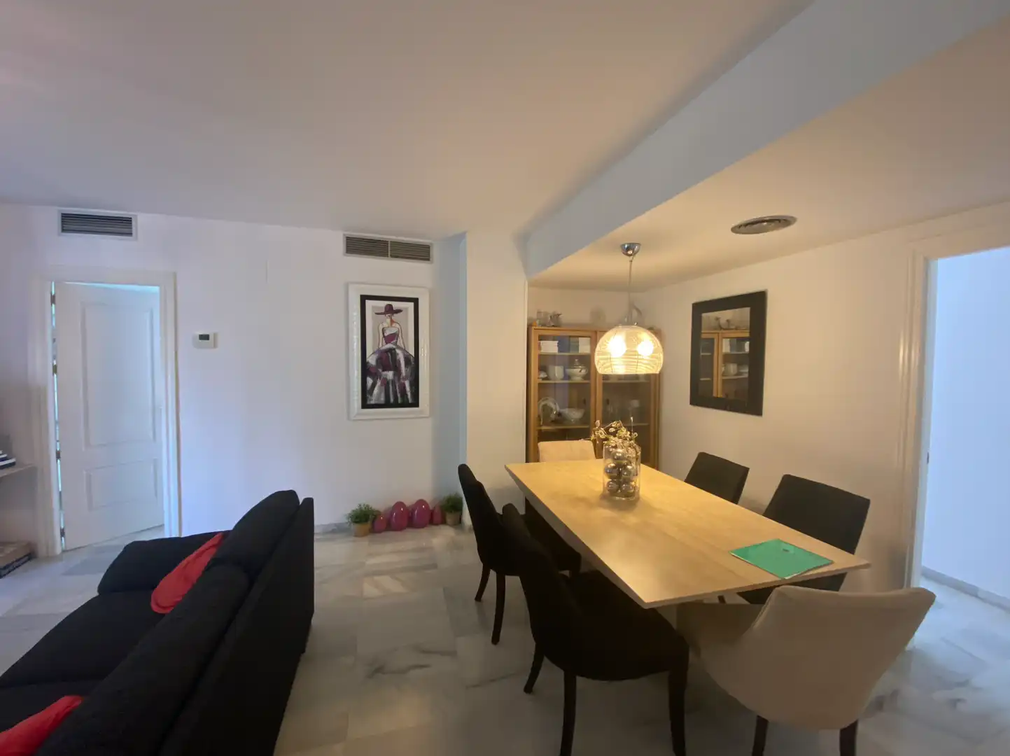 Menjador de Apartament de lloguer en Marbella amb Aire condicionat, Terrassa i Piscina