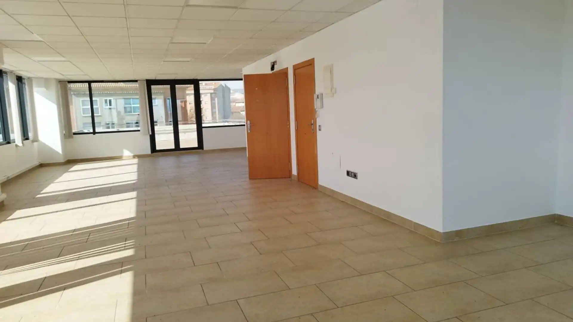 Office for rent in Vic  with Heating